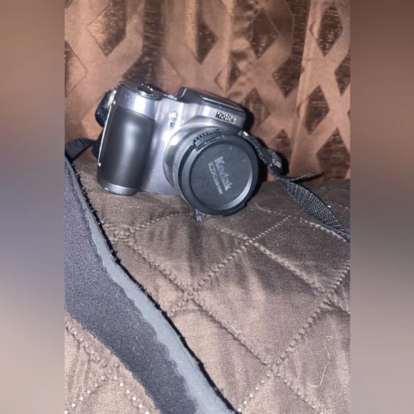 Kodak EasyShare Z740 Digital camera with band and case